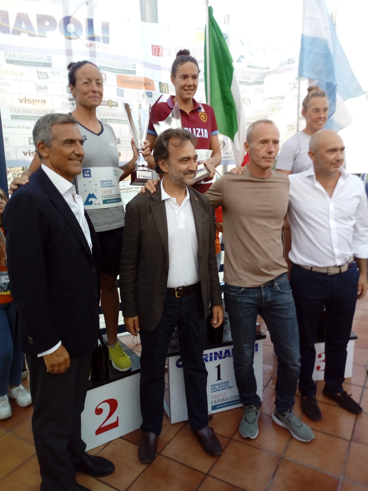 Capri-Napoli trofeo Farmacosmo, festa italiana alla 54 esima edizione. Lo spezzino Bianchi trionfa tra gli uomini, per la Pozzobon bis consecutivo. Entusiasmo all'arrivo al Circolo Canottieri e folla sul lungomare. - GUARDA ORA